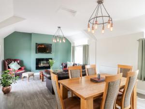 een eetkamer en een woonkamer met een tafel en stoelen bij The Loft at The George in Chesterfield