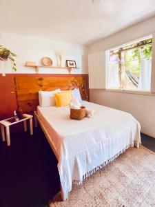 Un dormitorio con una cama grande con una cesta. en Pousada Ziriguidüm, en Caraíva