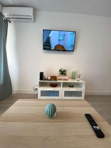 Telewizja i/lub zestaw kina domowego w obiekcie Apartamento Agata 510 Excelente con vista al mar!!!