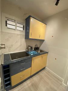 kuchnia ze zlewem i blatem w obiekcie Apartamento Agata 510 Excelente con vista al mar!!! w mieście Benalmádena
