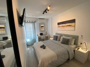 sypialnia z łóżkiem z pluszowym misiem w obiekcie Apartamento Agata 510 Excelente con vista al mar!!! w mieście Benalmádena