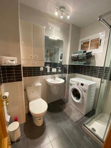 W łazience znajduje się umywalka i pralka. w obiekcie Apartamento Agata 510 Excelente con vista al mar!!! w mieście Benalmádena