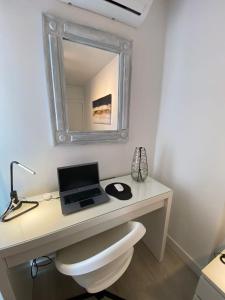 Telewizja i/lub zestaw kina domowego w obiekcie Apartamento Agata 510 Excelente con vista al mar!!!