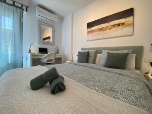 sypialnia z dużym białym łóżkiem i biurkiem w obiekcie Apartamento Agata 510 Excelente con vista al mar!!! w mieście Benalmádena +32 zdjęcia