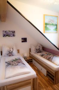 two beds in a room with a staircase at Appartement Edelweiss mit Infrarotkabine in Großsölk