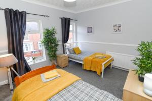 um quarto com 2 camas e uma janela em Minshull House em Crewe
