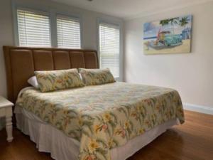 een slaapkamer met een groot bed in een kamer bij Saltwater Inn in Belmar