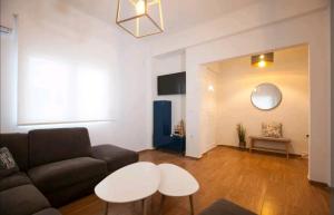 salon z kanapą i stołem w obiekcie Great Living w mieście Rodos