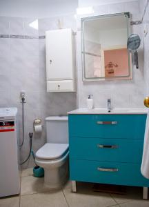 a bathroom with a blue sink and a toilet at Apartamento frente al mar in Torrox Costa