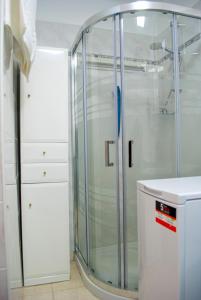 a shower with a glass door in a bathroom at Apartamento frente al mar in Torrox Costa