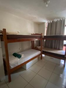 Pokój z 2 łóżkami piętrowymi i oknem w obiekcie Apraiana Hostel w mieście Recife