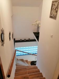 Apartments by Ernes City Hall Sarajevo في سراييفو: درج في منزل مع نافذة