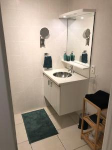Phòng tắm tại Volledig gerenoveerd 2 slaapkamer appartement, 250 m van het strand