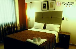 um quarto de hotel com uma cama com duas chávenas em LUMA SUITE em Lima