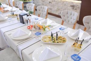 Kahra Otel في أماصيا: طاولة بيضاء عليها صحون وأوعية طعام