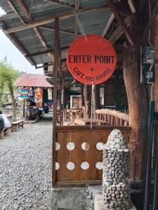 Sijil, anugerah, tanda atau dokumen lain yang dipamerkan di Enter Point