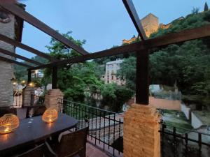 desde el balcón de un hotel con mesa y sillas en Casa yamur bajo la Alhambra, en Granada