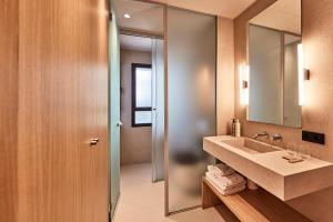 ein Bad mit einem Waschbecken und einem Spiegel in der Unterkunft JOE'S GOMILA BOUTIQUE HOTEL in Palma de Mallorca