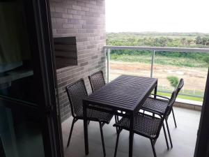 uma mesa preta e cadeiras numa varanda em Salinas Resorts Exclusive, Premium e Park - Elcias Silva em Salinópolis
