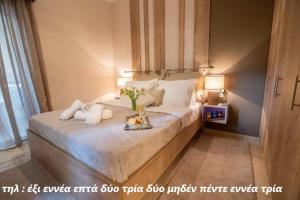 sypialnia z łóżkiem z dwoma pluszakami w obiekcie Boheme and Style w Prewezie