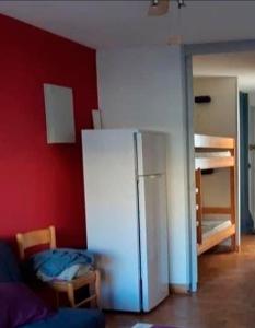 een kamer met een koelkast en een stapelbed bij Appartement avec jardin Gruissan in Gruissan