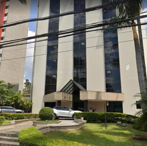 un coche aparcado frente a un edificio en BEN - Flats Completos com Limpeza Diária e Estacionamento Incluso, en São Paulo