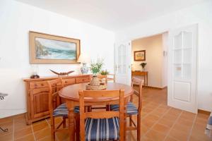 uma sala de jantar com mesa e cadeiras em Global Properties, Precioso apartamento con terraza y vistas al mar em Canet d'En Berenguer