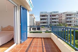 uma varanda de um apartamento com uma cama na varanda em Global Properties, Precioso apartamento con terraza y vistas al mar em Canet d'En Berenguer