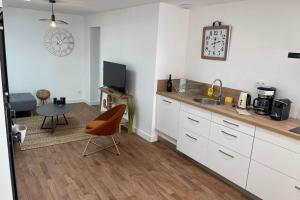 Kuchyň nebo kuchyňský kout v ubytování LE POULORIO TERRASSE - T3 RDC - 2 salles de douches ByLocly