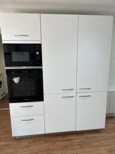 Kuchyň nebo kuchyňský kout v ubytování LE POULORIO TERRASSE - T3 RDC - 2 salles de douches ByLocly