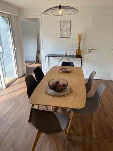Fotografie z fotogalerie ubytování LE POULORIO TERRASSE - T3 RDC - 2 salles de douches ByLocly v destinaci Lorient