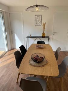 Fotografie z fotogalerie ubytování LE POULORIO TERRASSE - T3 RDC - 2 salles de douches ByLocly v destinaci Lorient