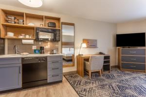 Dapur atau dapur kecil di Candlewood Suites Ofallon, Il - St. Louis Area, an IHG Hotel