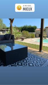 Swimmingpoolen hos eller tæt på Loue appartement avec jardin