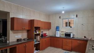 Dapur atau dapur kecil di Evergreen House - 150Metre Walk To City Mall Nyali