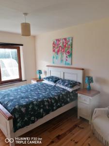 1 dormitorio con 1 cama, 2 mesas y una ventana en Room with a view, en Killarney