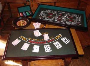 a table with a poker table with a playing card game w obiekcie Portal Del Tala Centro Ecoturístico w mieście Alpa Corral