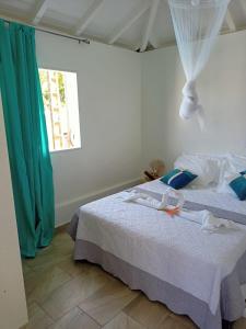 ein Schlafzimmer mit 2 Betten und Handtüchern darauf in der Unterkunft O'Parad'îles in Goyave