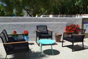 聖皮耶爾多勒隆的住宿－亞特蘭提克酒店，庭院里摆放着一组椅子和一张桌子