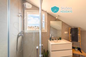 A bathroom at SkySea Holidays CITY CENTER SUITES Még 37 kép