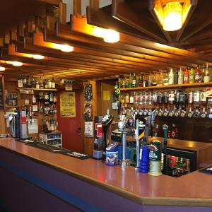 un bar con un montón de botellas de alcohol en Westerlea Hotel Nairn, en Nairn