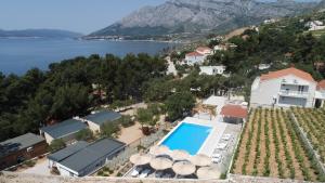 Vista arial de uma villa com piscina e vista em Larisa em Orebić