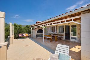 un patio esterno con camino e una casa di Bay View House a Zaton