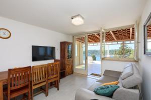 un soggiorno con un divano e una televisione di Bay View House a Zaton