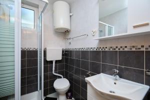 un bagno con un water e un lavandino di Bay View House a Zaton Altre 45 foto
