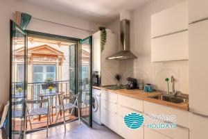 A kitchen or kitchenette at SkySea Holidays CITY CENTER SUITES