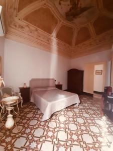 卡塔尼亞的住宿－Vera Rooms，一间卧室设有一张床和格子天花板