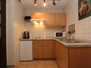a small kitchen with a sink and a microwave at Ferienwohnungen Finja strandnah in Zinnowitz Fewo cc in Zinnowitz