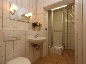 a bathroom with a sink and a toilet and a mirror at Ferienwohnungen Finja strandnah in Zinnowitz Fewo cc in Zinnowitz +27 photos