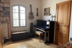 salon z pianinem i oknem w obiekcie Superb 90m With Wifi Located In Avignon! w Awinionie
